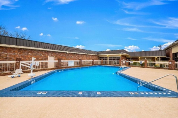 Econo Lodge Corinth image 2