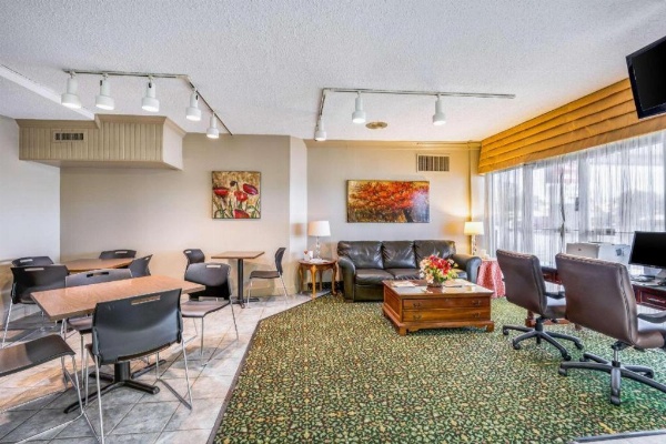 Econo Lodge Corinth image 4
